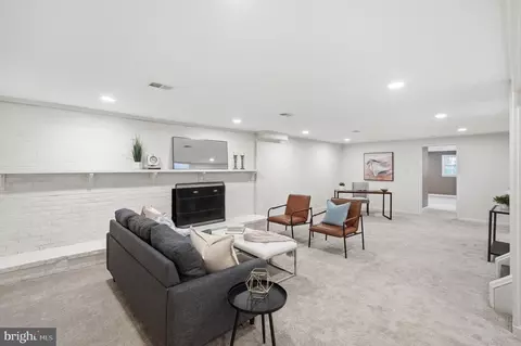 Living - 2015 Sondra Ct, Silver Spring, MD 20905 photo 2 of 2
