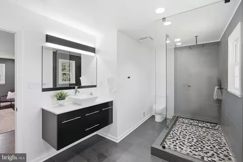 Bath - 2015 Sondra Ct, Silver Spring, MD 20905 photo 1 of 5