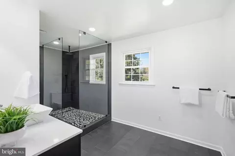 Bath - 2015 Sondra Ct, Silver Spring, MD 20905 photo 2 of 5