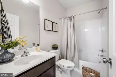 Bath - 15946 Coolidge Ave, Silver Spring, MD 20906 photo 2 of 2