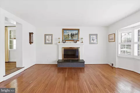 Living - 10010 Raynor Rd, Silver Spring, MD 20901 photo 4 of 5