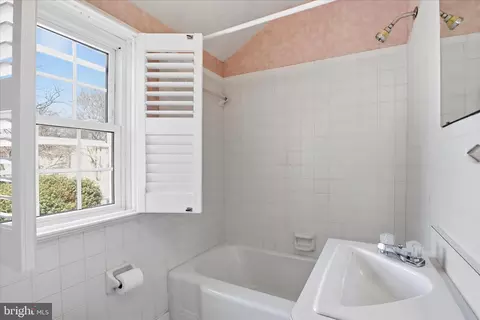 Bath - 10010 Raynor Rd, Silver Spring, MD 20901 photo 2 of 3