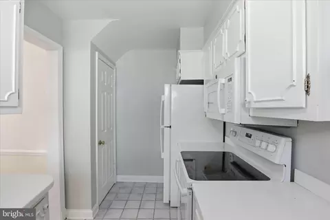 Entry Way - 10010 Raynor Rd, Silver Spring, MD 20901 photo 2 of 3