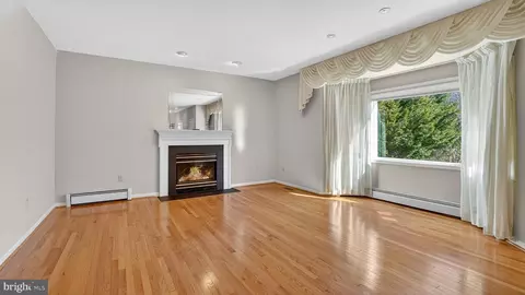 Living - 15022 Snowden Dr, Silver Spring, MD 20905 photo 3 of 27