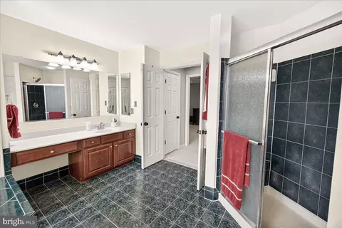 Bath - 21 Hackett Ct, Poolesville, MD 20837 photo 2 of 5