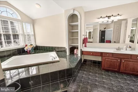 Bath - 21 Hackett Ct, Poolesville, MD 20837 photo 3 of 5