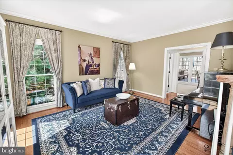 Living - 21 Hackett Ct, Poolesville, MD 20837 photo 4 of 5
