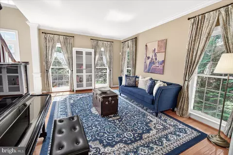Living - 21 Hackett Ct, Poolesville, MD 20837 photo 3 of 5