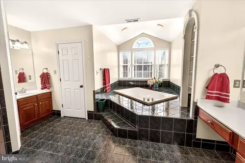 Bath - 21 Hackett Ct, Poolesville, MD 20837 photo 4 of 5