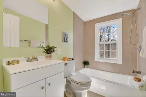 Bath - 10605 Meadowhill Rd, Silver Spring, MD 20901 photo 2 of 3