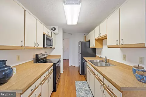 Kitchen - 15107 Interlachen Dr #2-801, Silver Spring, MD 20906 photo 3 of 5