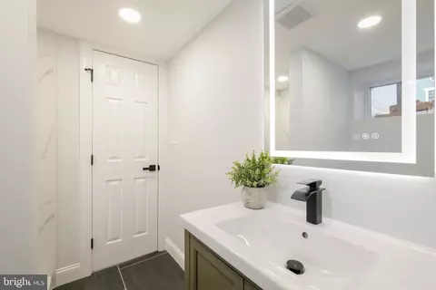 Bath - 617 Greenbrier Dr, Silver Spring, MD 20910 photo 1 of 4