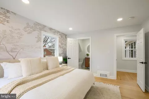 Bedroom - 617 Greenbrier Dr, Silver Spring, MD 20910 photo 2 of 3