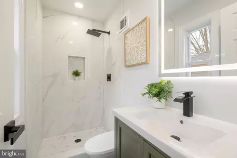 Bath - 617 Greenbrier Dr, Silver Spring, MD 20910 photo 4 of 4