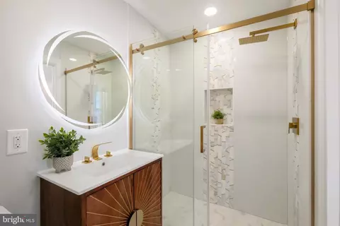 Bath - 617 Greenbrier Dr, Silver Spring, MD 20910 photo 2 of 4