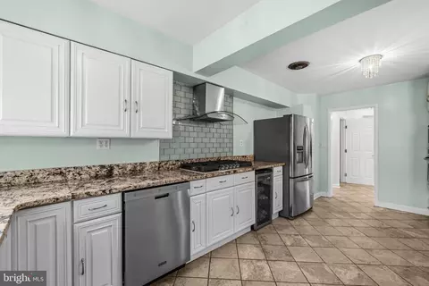 Entry Way - 9707 Saxony Rd, Silver Spring, MD 20910 photo 2 of 6