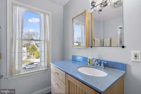 Bath - 212 Dearborn Ave, Silver Spring, MD 20901 photo 2 of 3