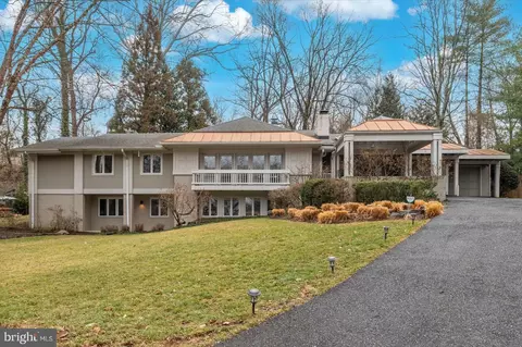 7201 Selkirk Dr, Bethesda, MD 20817