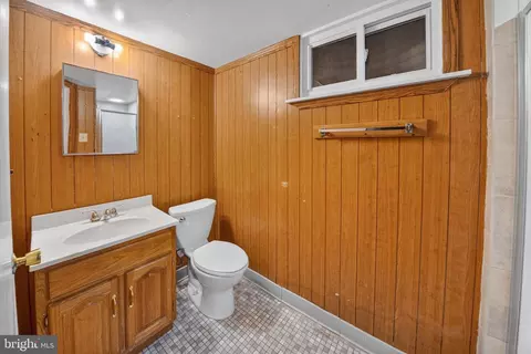 Bath - 1030 Cresthaven Dr, Silver Spring, MD 20903 photo 2 of 3