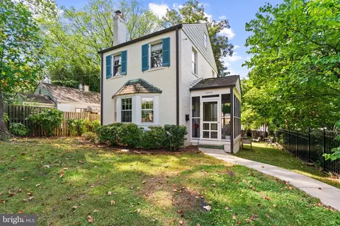 4908 Crescent St, Bethesda, MD 20816