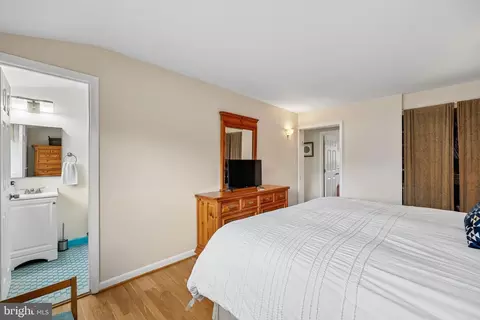 Bedroom - 11403 Fairoak Dr, Silver Spring, MD 20902 photo 4 of 8