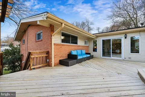 Exterior - 11403 Fairoak Dr, Silver Spring, MD 20902 photo 5 of 7