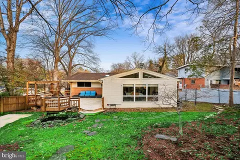 Exterior - 11403 Fairoak Dr, Silver Spring, MD 20902 photo 4 of 7