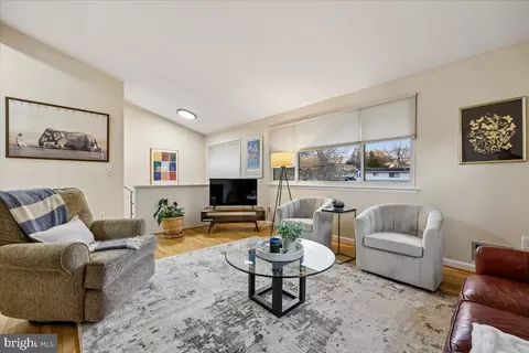 Living - 11403 Fairoak Dr, Silver Spring, MD 20902 photo 2 of 4