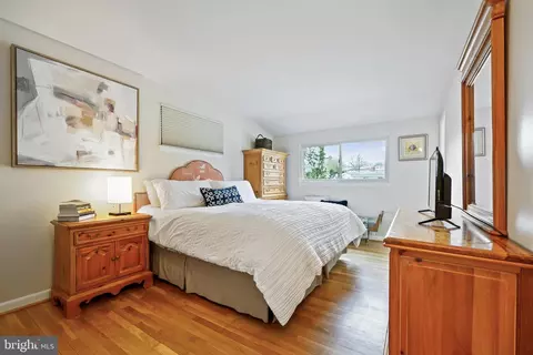 Bedroom - 11403 Fairoak Dr, Silver Spring, MD 20902 photo 1 of 8