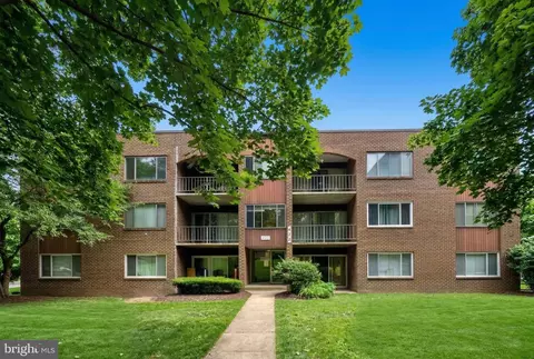 422 Girard St #T2, Gaithersburg, MD 20877