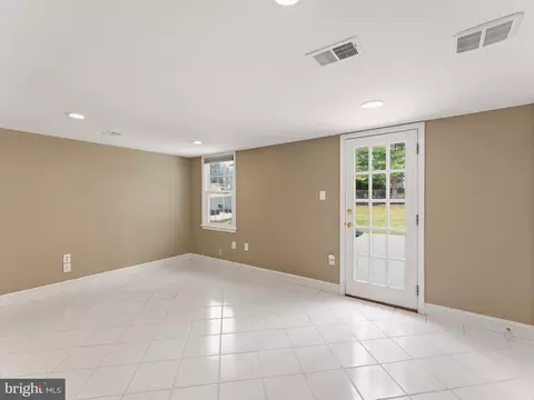 Living - 13744 Lockdale Rd, Silver Spring, MD 20906 photo 4 of 5