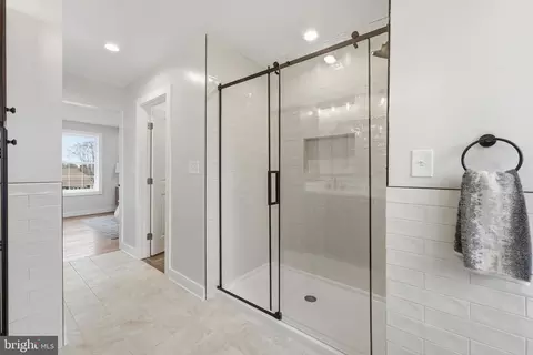 Entry Way - 513 Kerwin Ct, Silver Spring, MD 20901 photo 6 of 9