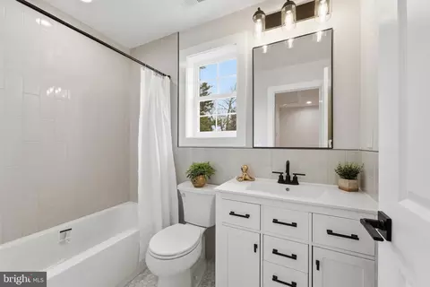 Bath - 513 Kerwin Ct, Silver Spring, MD 20901 photo 3 of 6