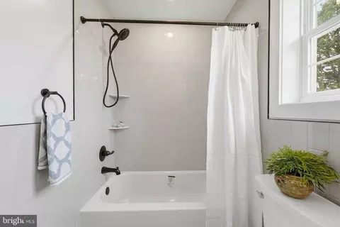 Bath - 513 Kerwin Ct, Silver Spring, MD 20901 photo 4 of 6