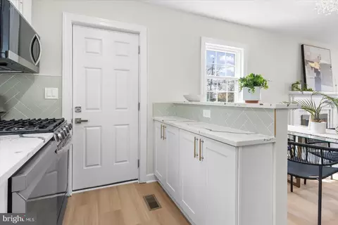 Entry Way - 1518 Gridley Ln, Silver Spring, MD 20902 photo 3 of 7