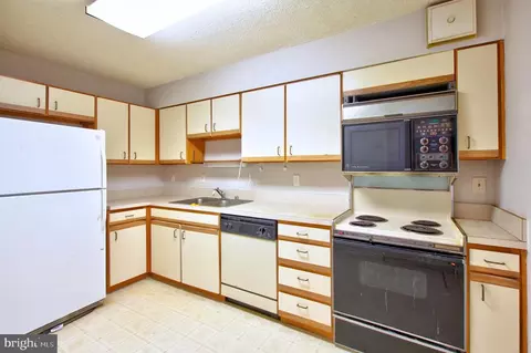 Kitchen - 15107 Interlachen Dr #2-621, Silver Spring, MD 20906 photo 2 of 2