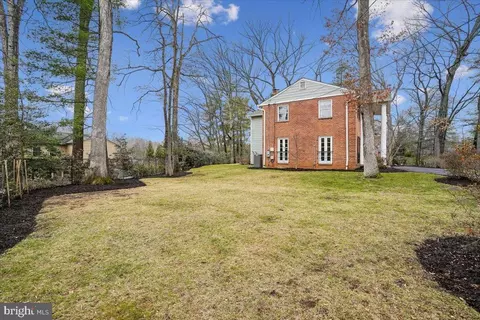 Exterior - 8812 Maxwell Dr, Potomac, MD 20854 photo 10 of 10