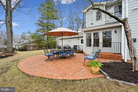 Exterior - 8812 Maxwell Dr, Potomac, MD 20854 photo 4 of 10