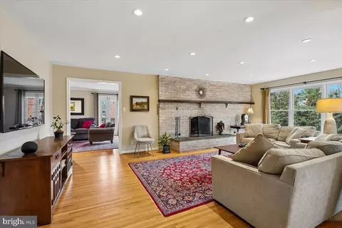 Living - 8812 Maxwell Dr, Potomac, MD 20854 photo 3 of 4