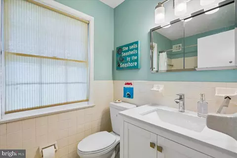 Bath - 8812 Maxwell Dr, Potomac, MD 20854 photo 3 of 4