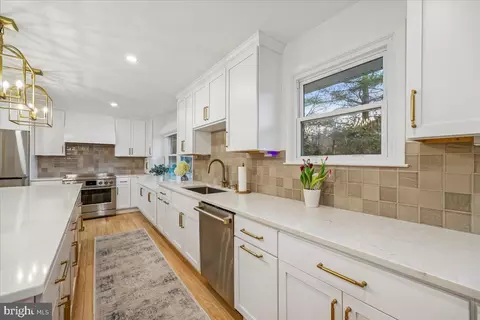Kitchen - 4 Olmstead Ct, Potomac, MD 20854 photo 9 of 10