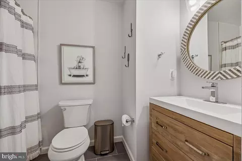 Bath - 4 Olmstead Ct, Potomac, MD 20854 photo 3 of 4