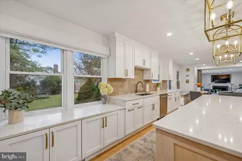 Kitchen - 4 Olmstead Ct, Potomac, MD 20854 photo 6 of 10