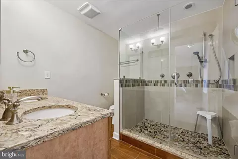 Bath - 4 Olmstead Ct, Potomac, MD 20854 photo 2 of 4