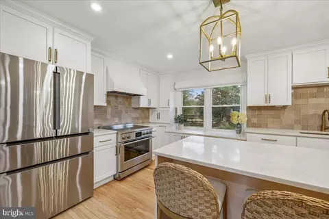 Kitchen - 4 Olmstead Ct, Potomac, MD 20854 photo 3 of 10