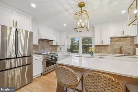 Kitchen - 4 Olmstead Ct, Potomac, MD 20854 photo 8 of 10