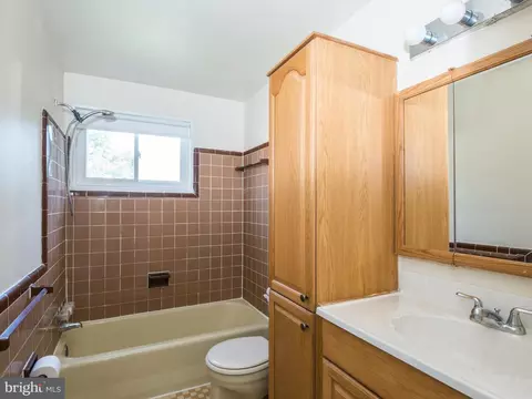 Bath - 1512 Vivian Ct, Silver Spring, MD 20902 photo 4 of 4