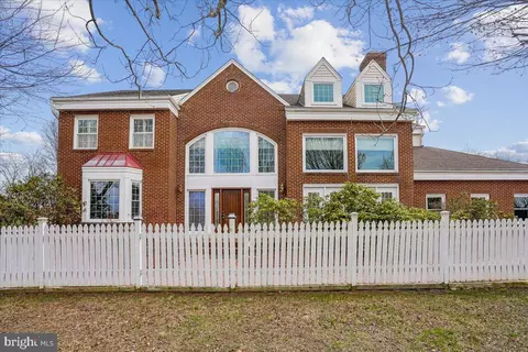 5 Maidens Bower Ct, Potomac, MD 20854