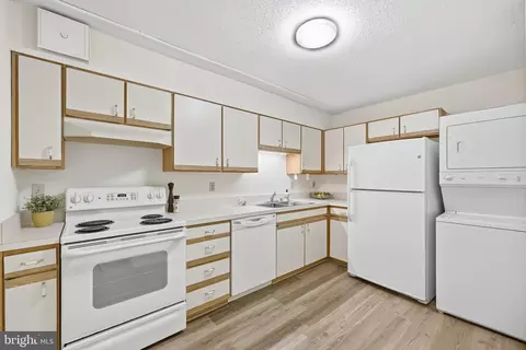 Kitchen - 15107 Interlachen Dr #2-1006, Silver Spring, MD 20906 photo 2 of 3