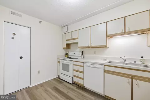 Kitchen - 15107 Interlachen Dr #2-1006, Silver Spring, MD 20906 photo 3 of 3